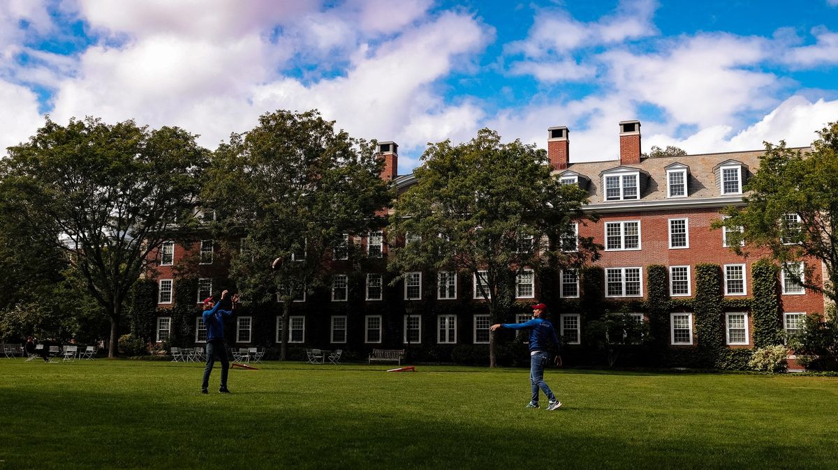 Majetek Harvardu překročil 50 miliard dolarů, univerzita přesto čelí kritice
